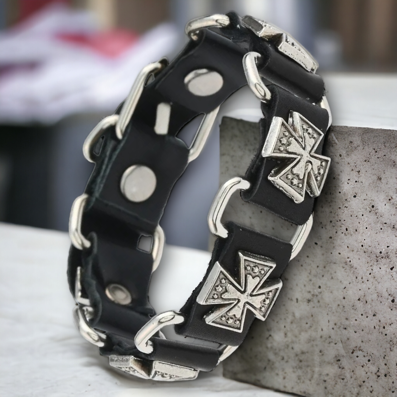 Armband met stalen biker kruizen