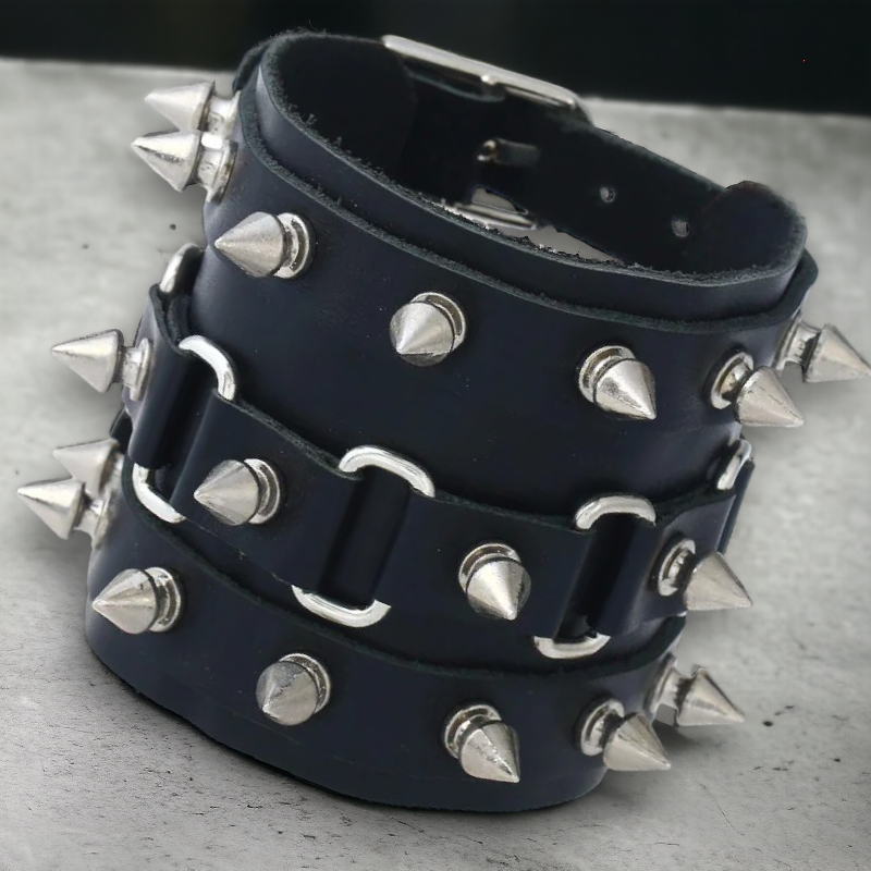 Zeer brede zwarte lederen herenarmband met dubbele gespsluiting, 3 rijen spikes en stalen schakels