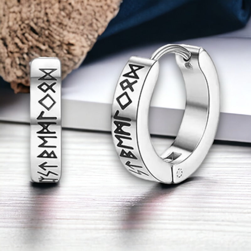 Stalen Viking unisex oorbellen met Keltische schrift