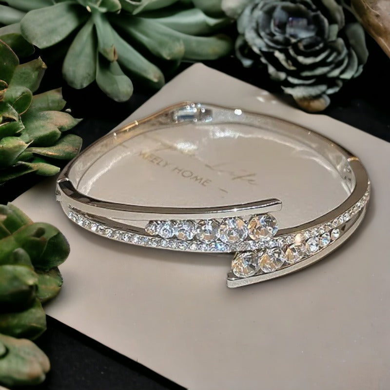 Stalen criss-cross armband met kleine en grote strassteentjes