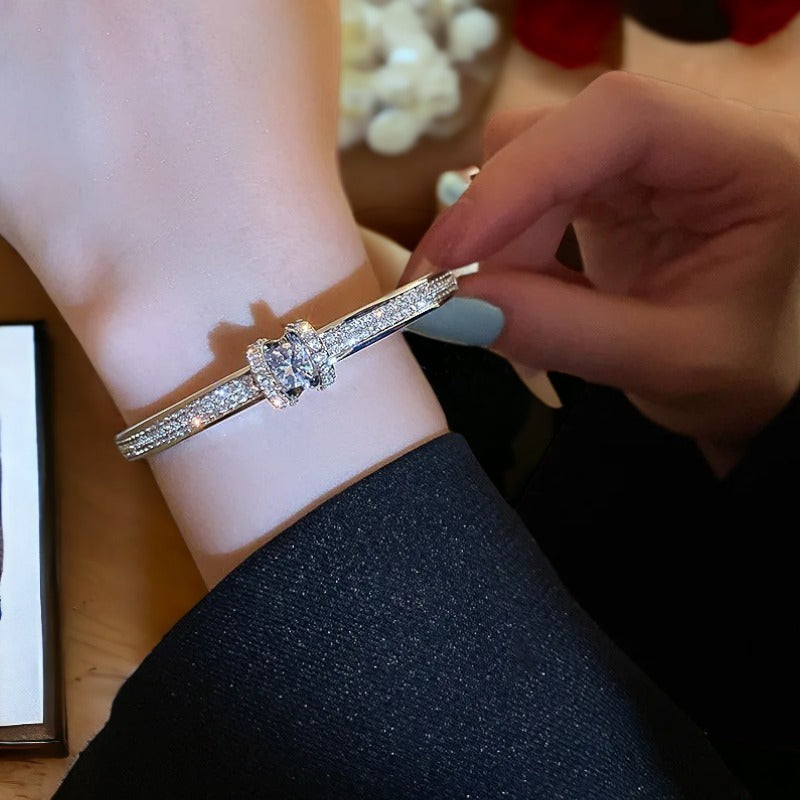 Stijve stalen armband met strasssteentjes, met extra tussenstuk. Kan verkleind worden indien gewenst