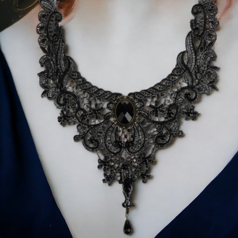 Gothic zwarte choker met in punt uitlopende kant