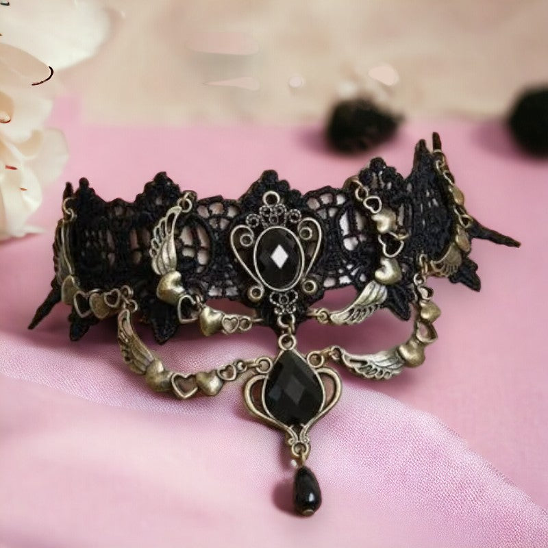 Gothic zwarte kanten choker met hartjes en vleugels