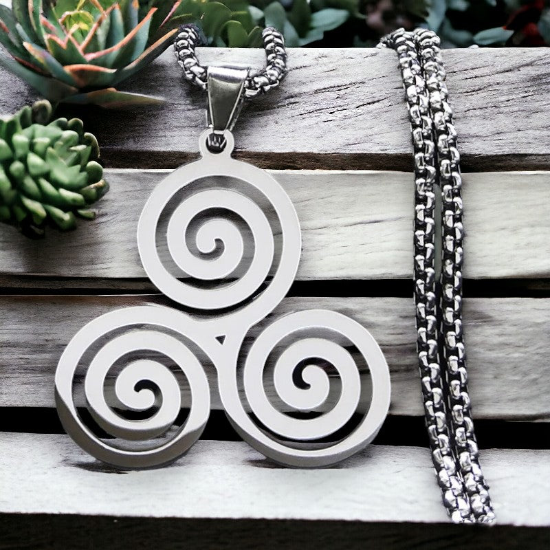 Halsketting met dubbel Triskelion amulet