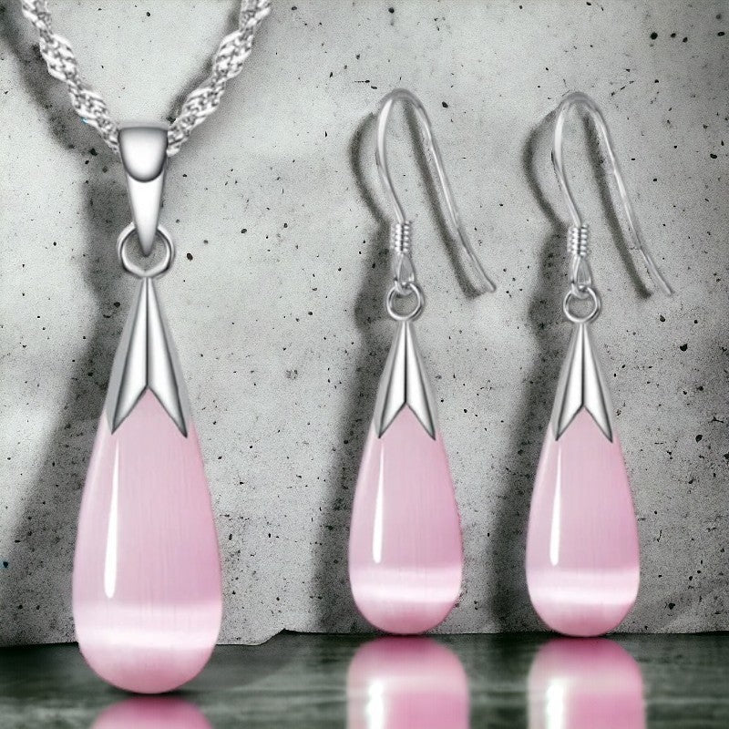 Setje van ketting en oorringen met druppels