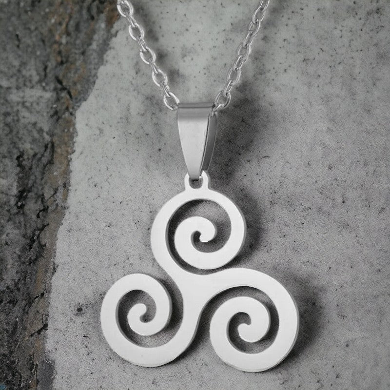 Fijne halsketting met Triskelion symbool