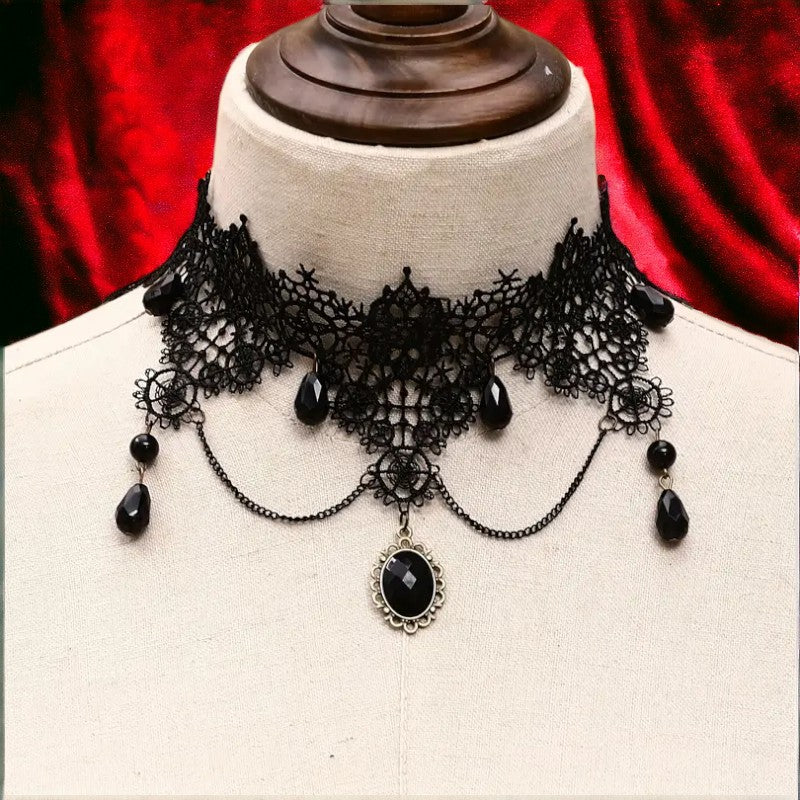 Fijne zwarte kanten Gothic choker met ronde en lange pareltjes