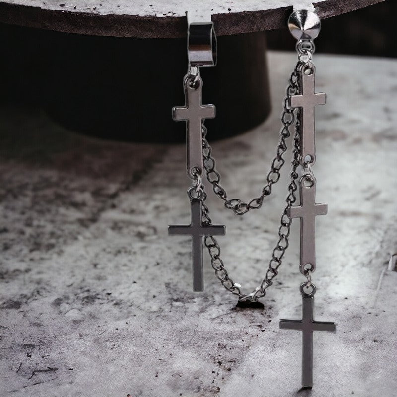 Gothic oorbel met meerdere kruizen en oorclip