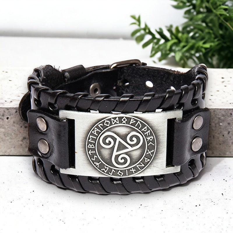Lederen armband met Triskelion afbeelding