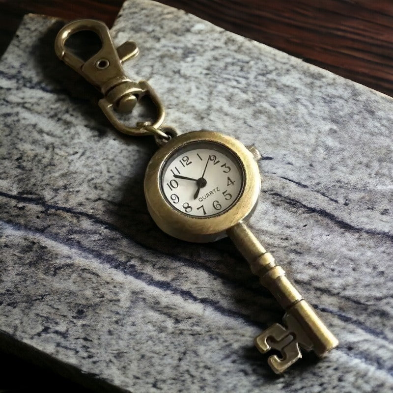 Sleutelhanger met uurwerk in de vorm van een sleutel