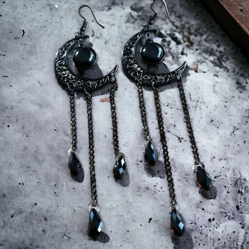 Lange Gothic oorbellen met zwarte maan met kettingkjes en parels