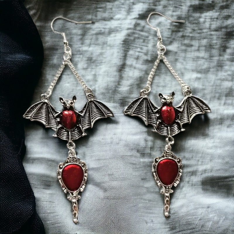 Lange Gothic oorbellen met vleermuis en amulet