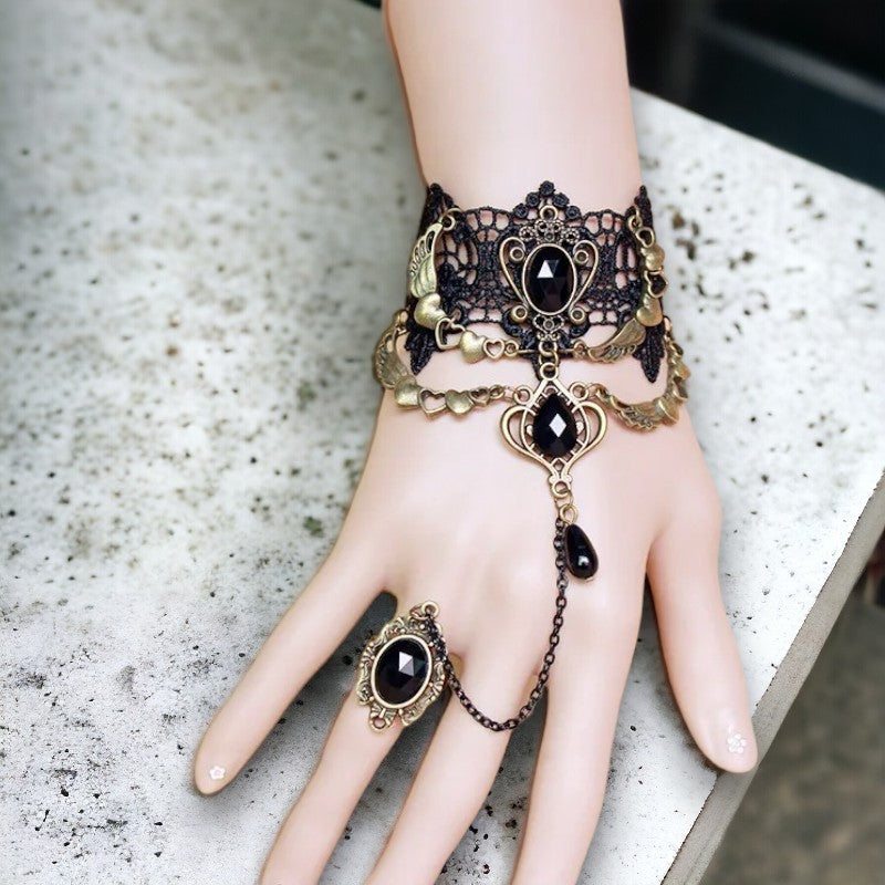 Zwart kanten Gothic polsstuk met ring met hartjes en vleugeltjes