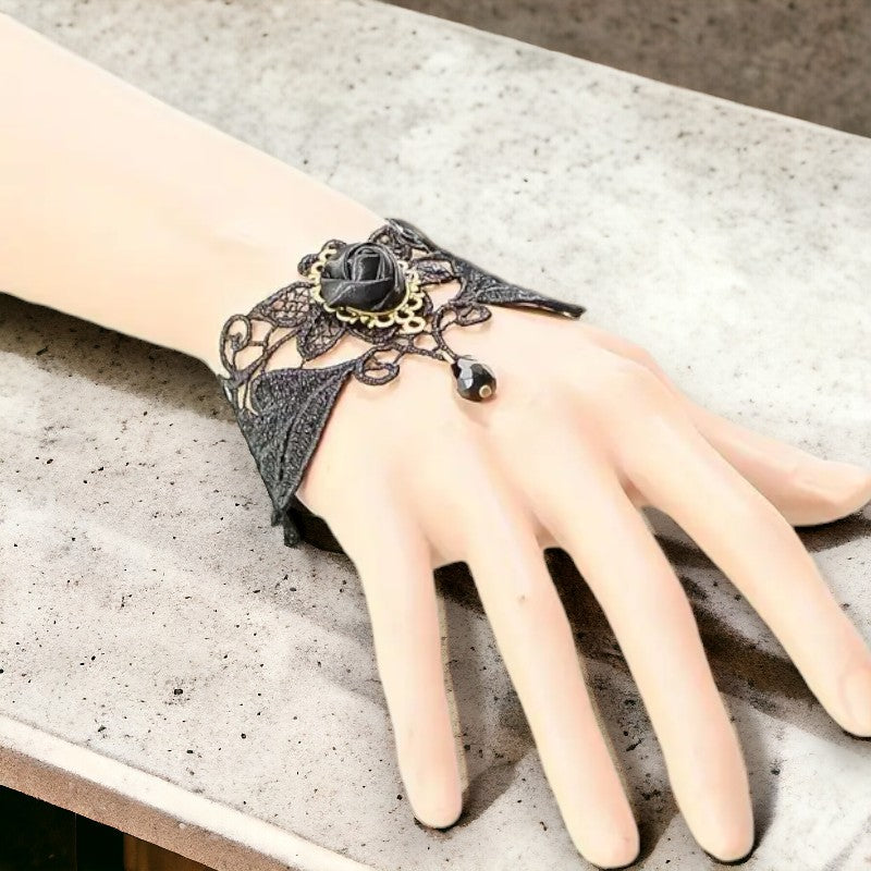 Zwart kanten Gothic polsstuk met blaadjes en zwart roosje