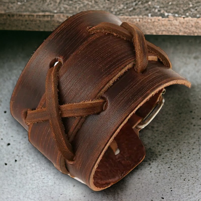 Brede lederen armband met kruisende koorden