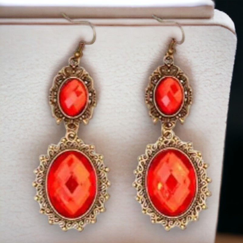 Lange Gothic oorbellen met 2 amuletten met rode steen