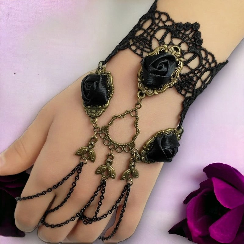 Zwart kanten Gothic polsstuk met 3 zwarte rozen en 3 kettingen voor rond de vingers