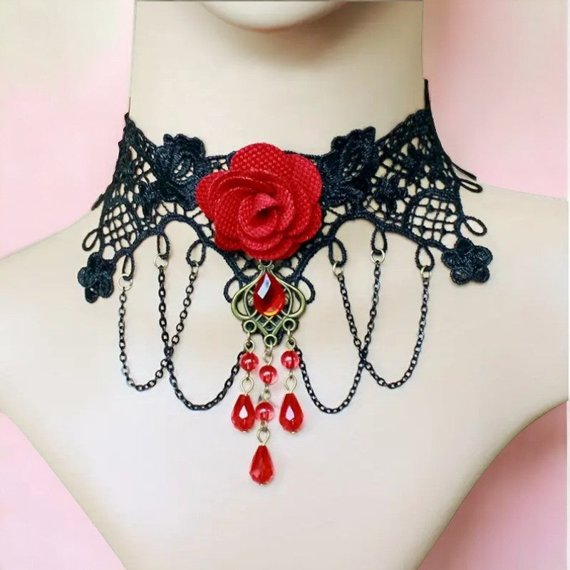 Zwarte kanten Gothic choker met rode roos en amulet met rode steen en pareltjes