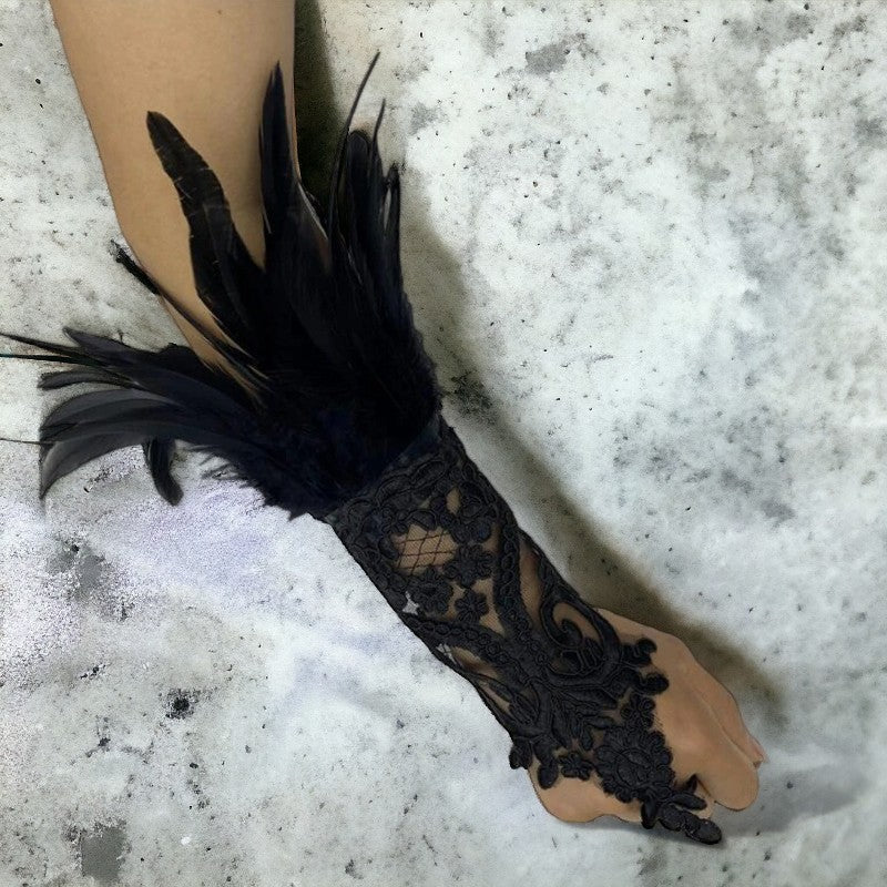 Lang zwarten paar kanten polsstukken met veren