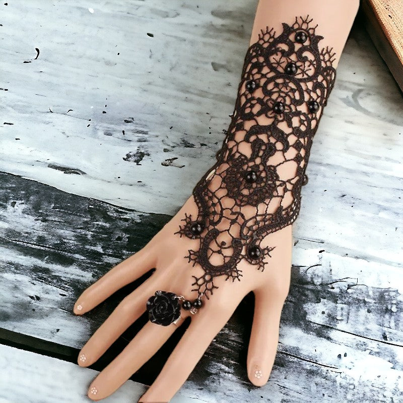 Lang zwart kanten polsstuk met verstelbare ring met zwarte roos