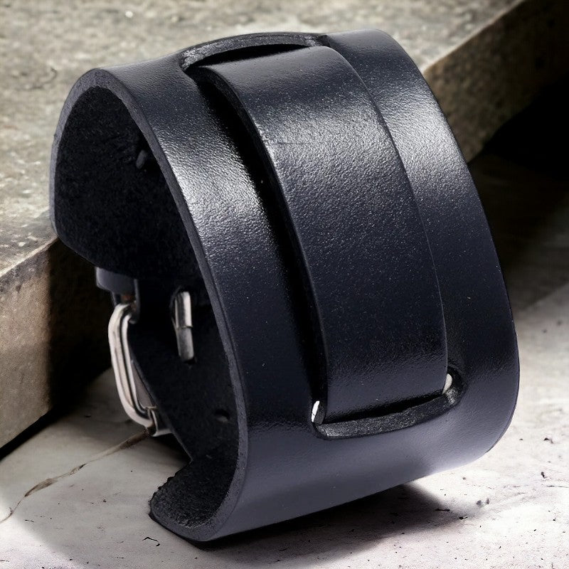 Brede lederen armband met geweven sluiting in verwerkt