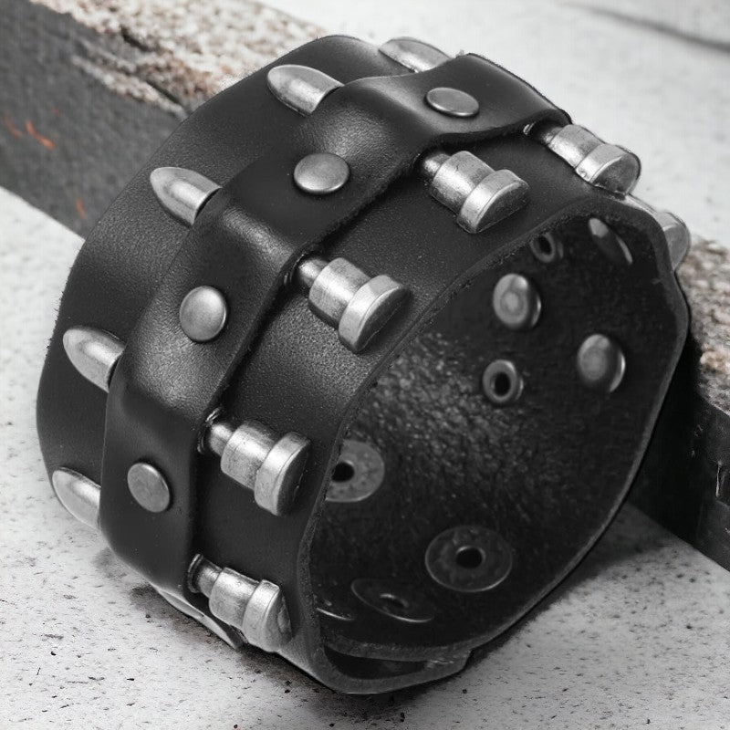 Lederen armband met kogels en klinknagels
