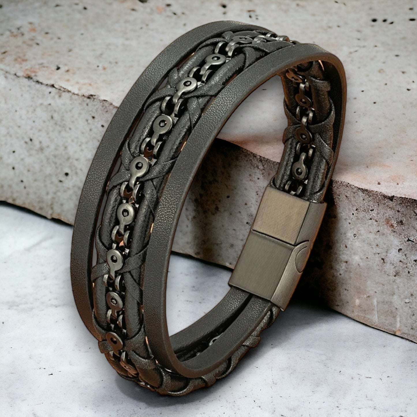 Multilayer armband met twee smalle bandjes en één brede gevlochten bandje