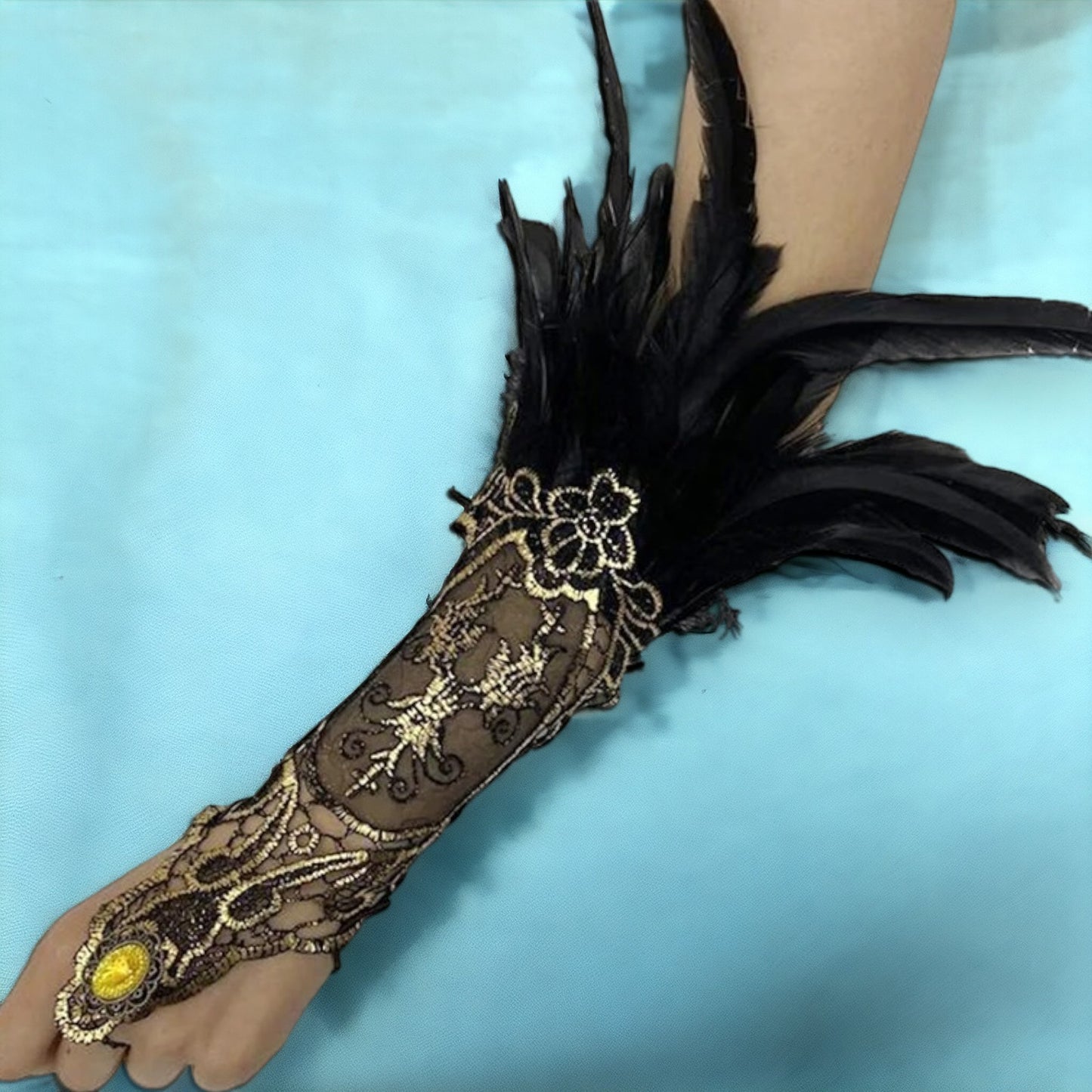 Zwart/gouden kanten polsstuk met veren