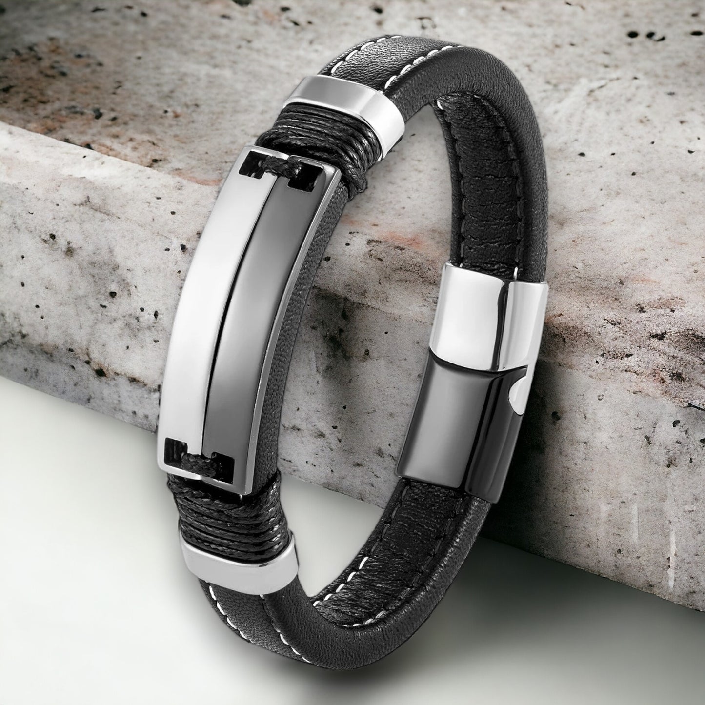 Lederen armband met dubbele stalen plaatjes