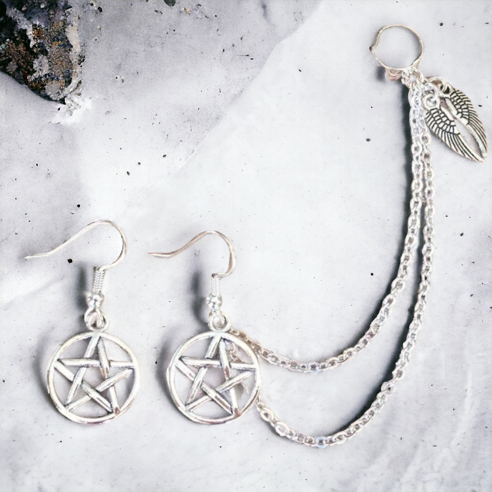 Gothic oorbellen met Pentagram en vleugels, eentje met oorclip