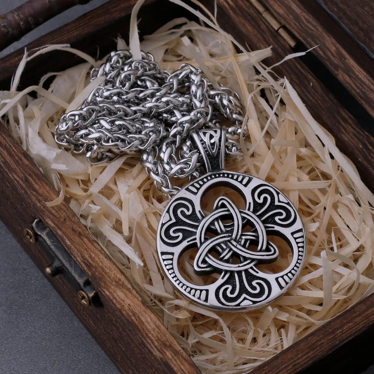 Luxe vikingketting amulet in houten luxe verpakking
