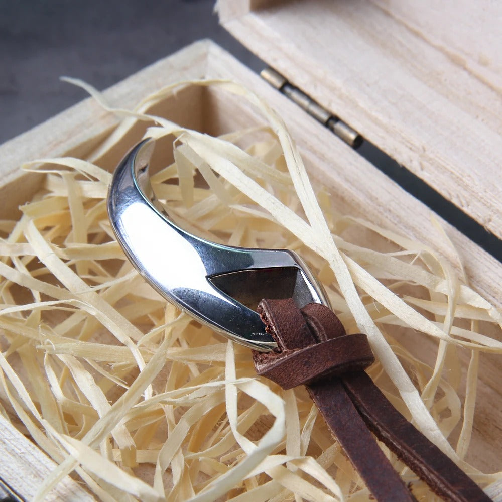 Groffe haaientand aan lederen aanpasbare halsketting