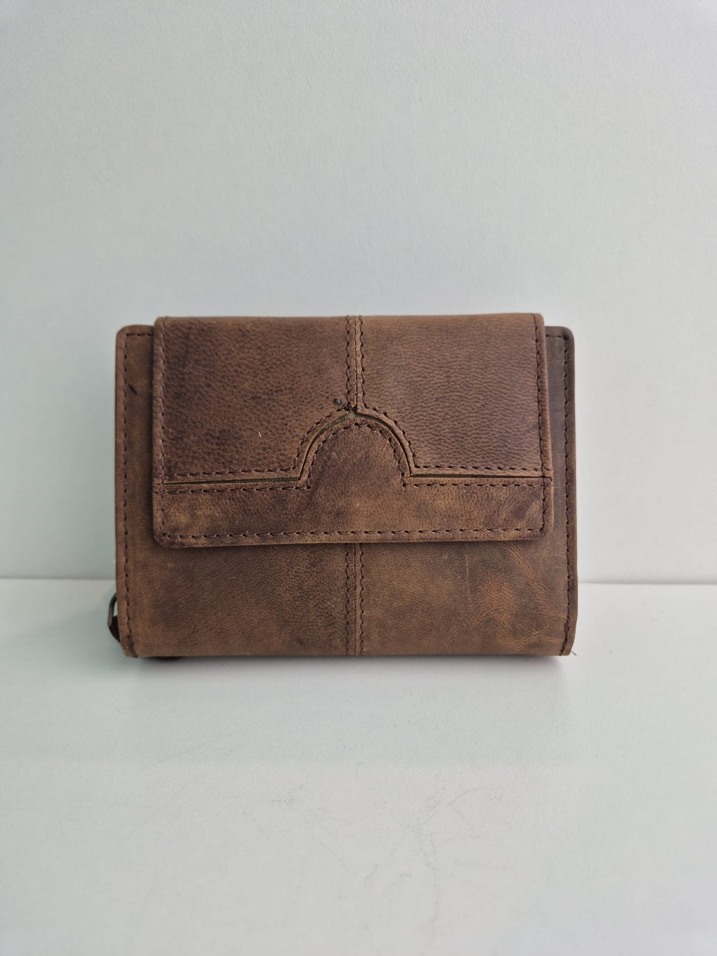 Compacte lederen damesportefeuille met klep en rits met stiksels