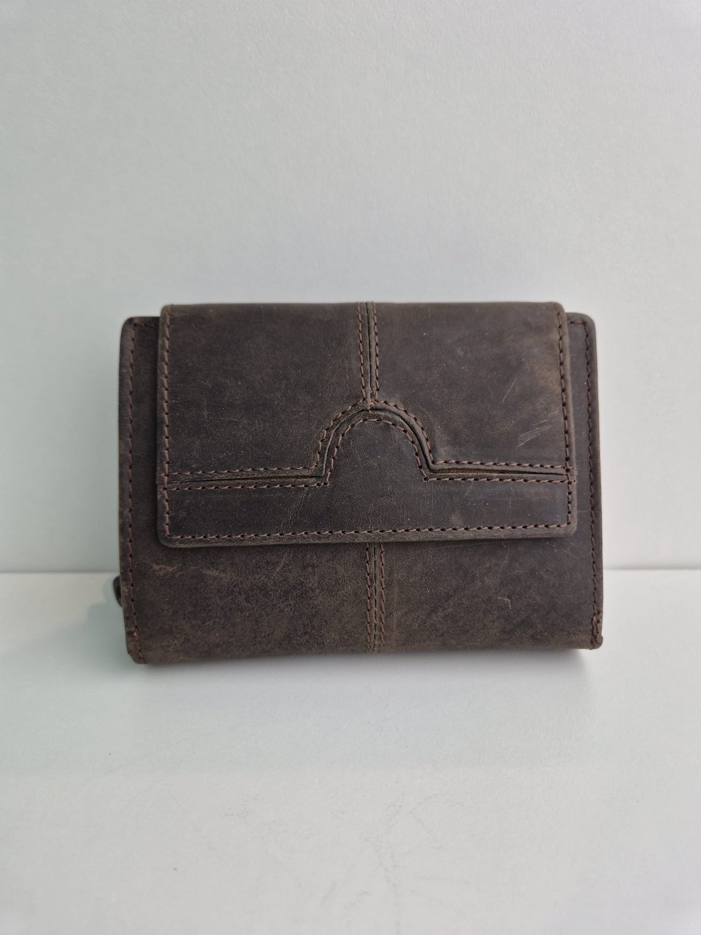 Compacte lederen damesportefeuille met klep en rits met stiksels