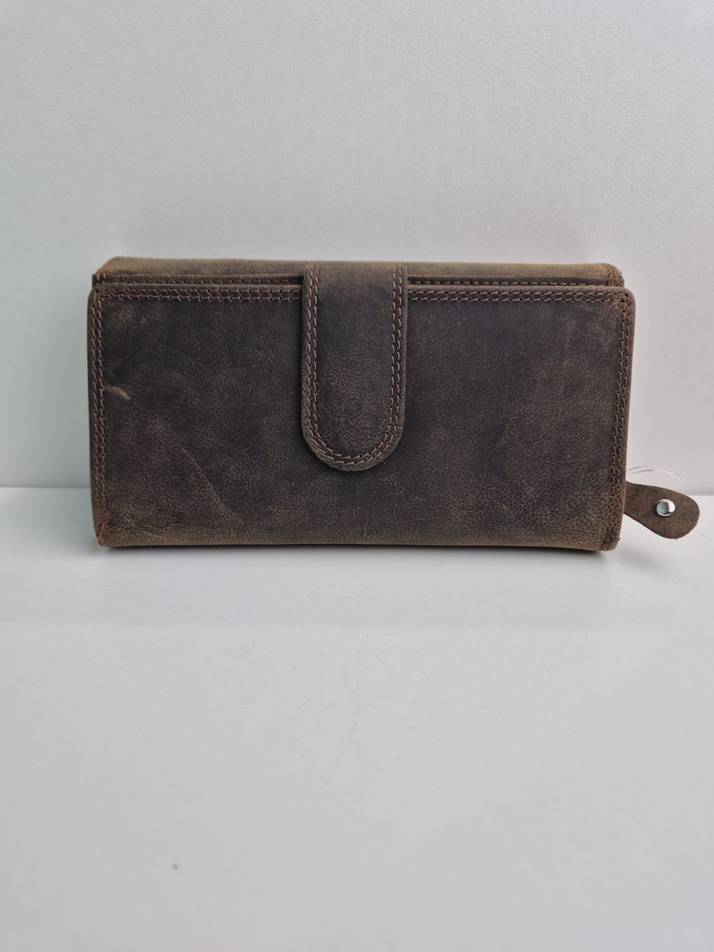 Lederen damesportemonnee met een grote flap en een kleine klep aan de andere kant