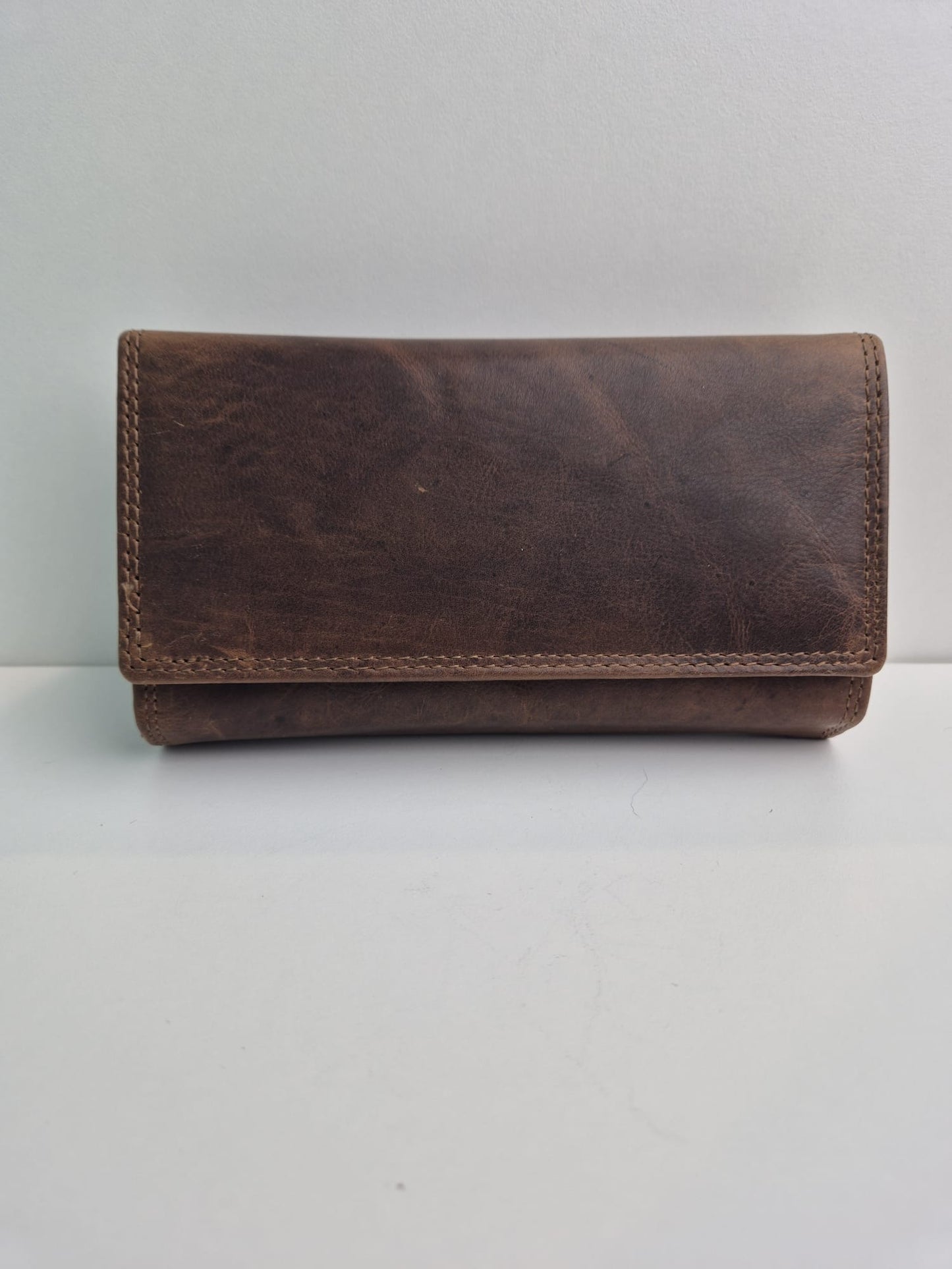 Lederen damesportemonnee met een grote flap en een kleine klep aan de andere kant
