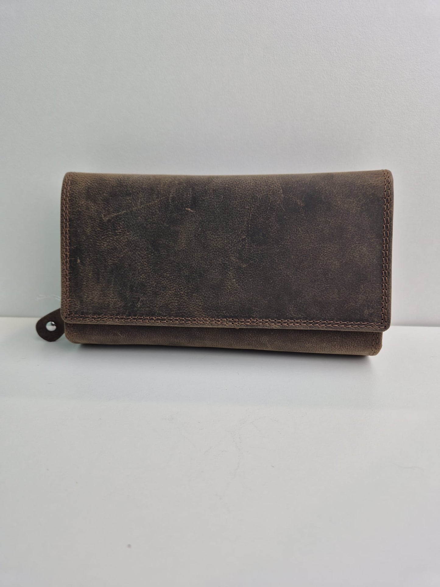 Lederen damesportemonnee met een grote flap en een kleine klep aan de andere kant