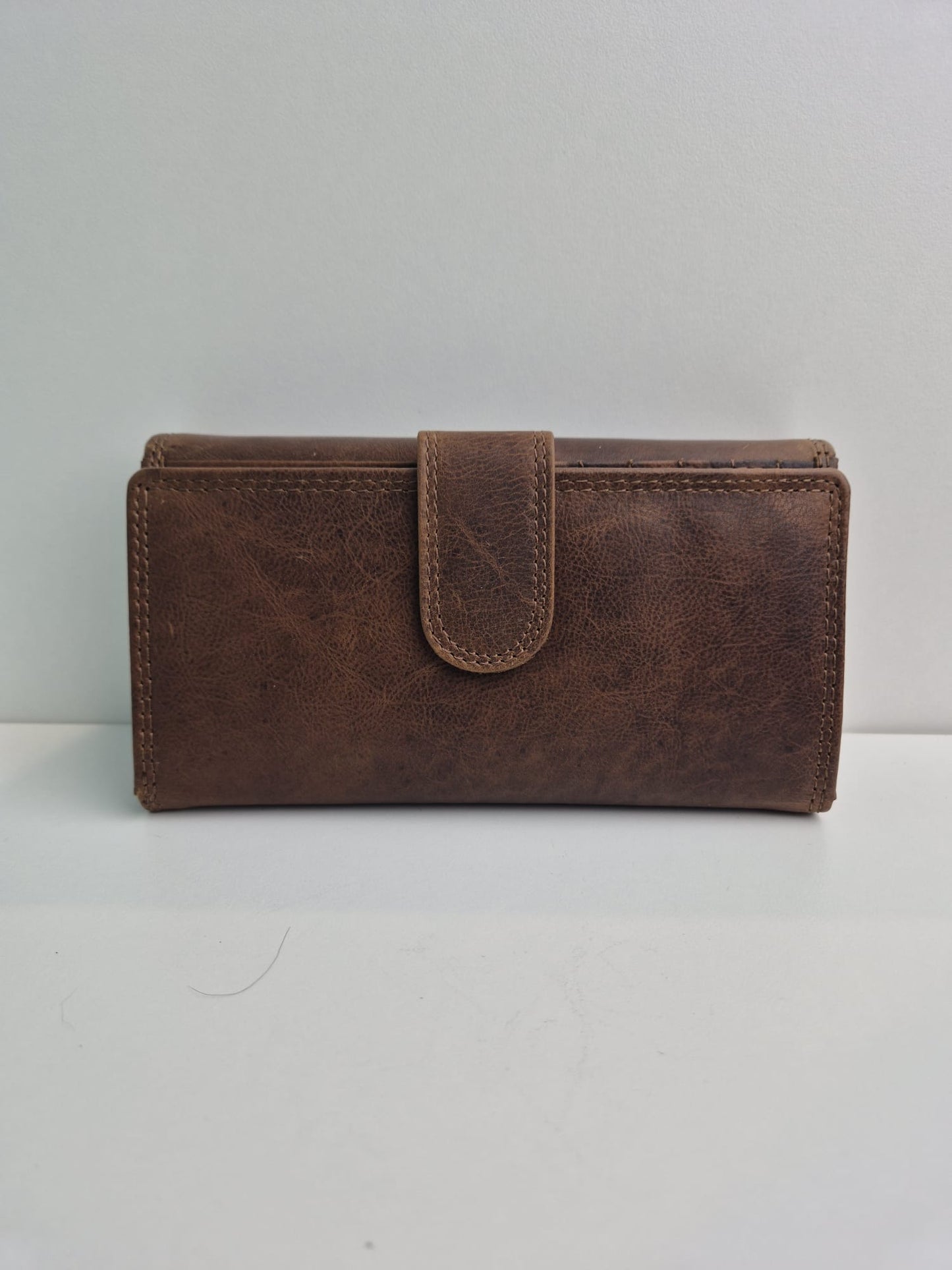 Lederen damesportemonnee met een grote flap en een kleine klep aan de andere kant