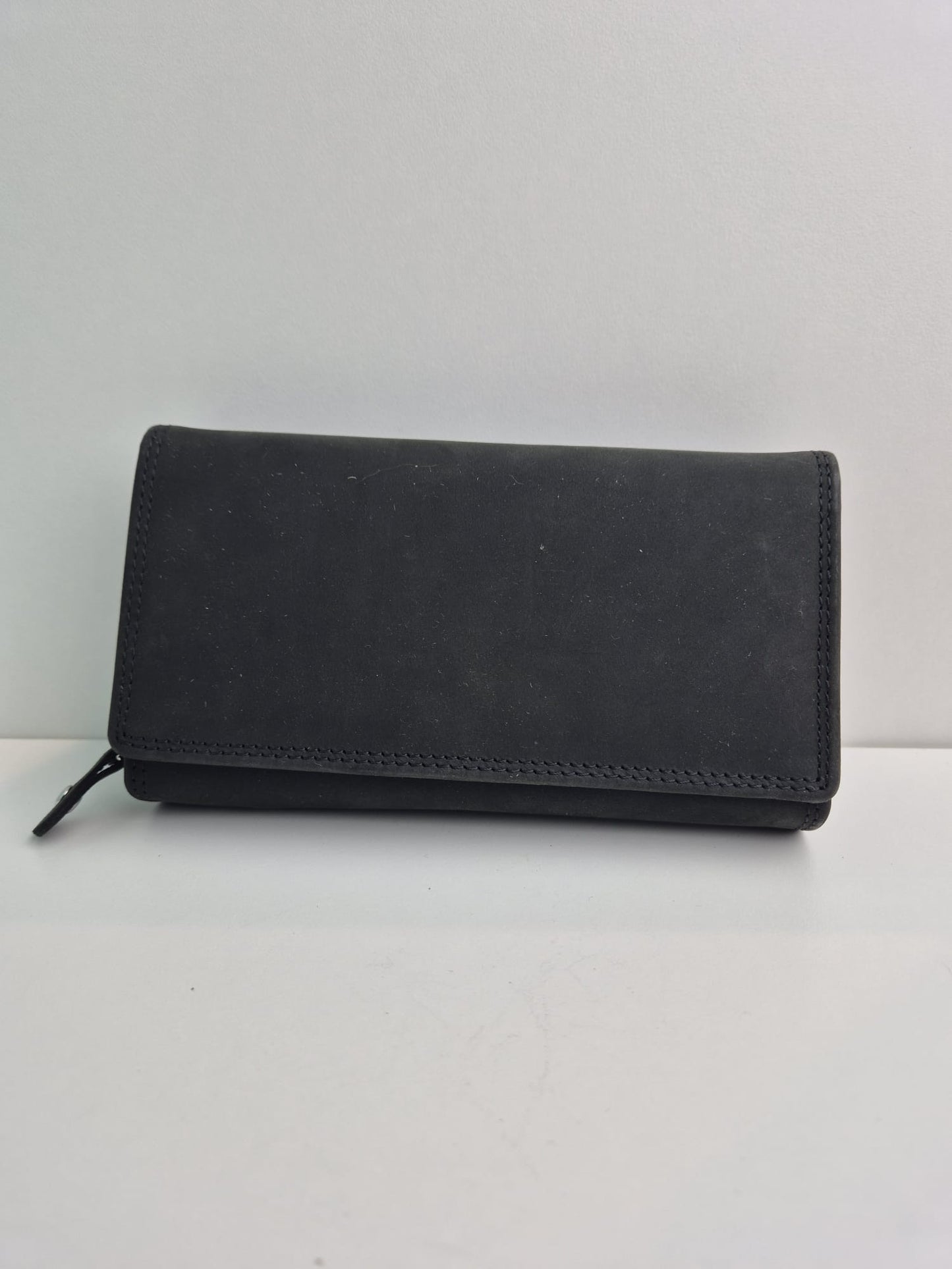 Lederen damesportemonnee met een grote flap en een kleine klep aan de andere kant