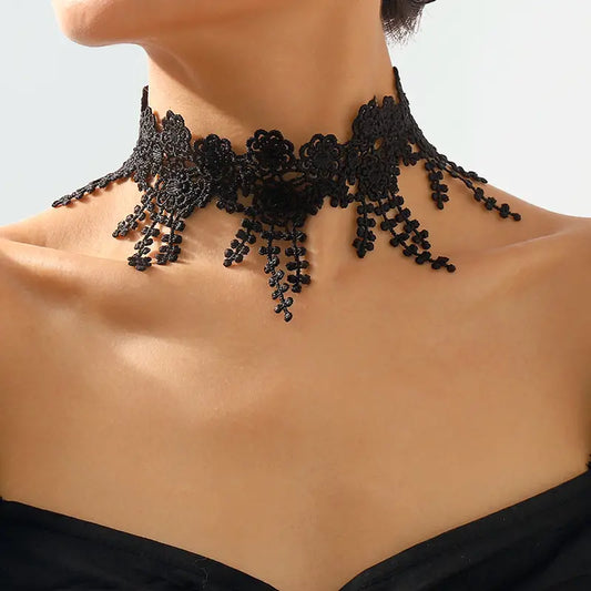 Zwarte Gothic kanten choker met fijne blaadjes