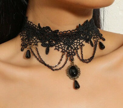 Zwarte kanten choker met kettingkjes, zwarte parels en amulet