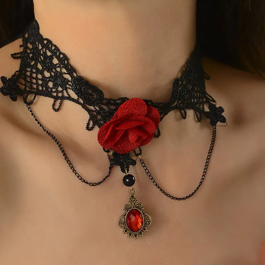 Zwarte kanten Gothic choker met rode roos, amulet en kettingkjes