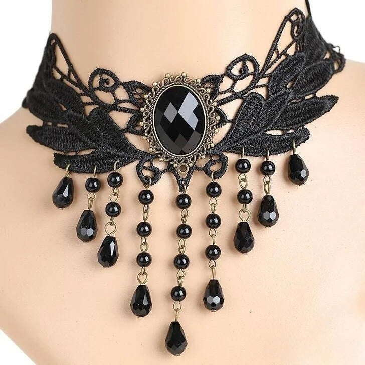 Gothic choker met blaadjesmotief en lange pareltjes