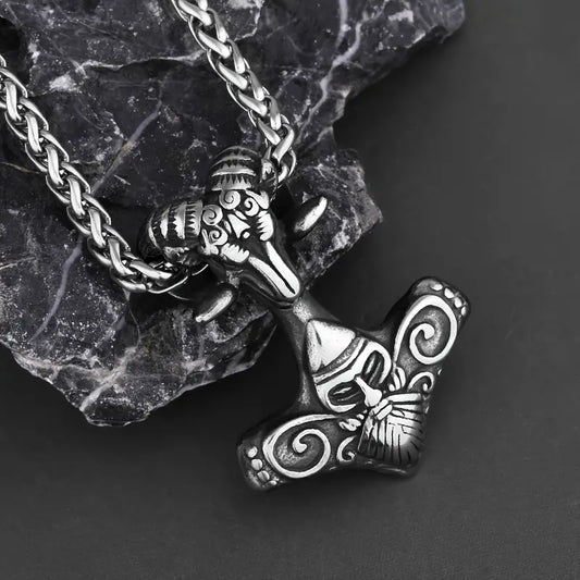 Viking halsketting met Thor's hamer, Viking en ram