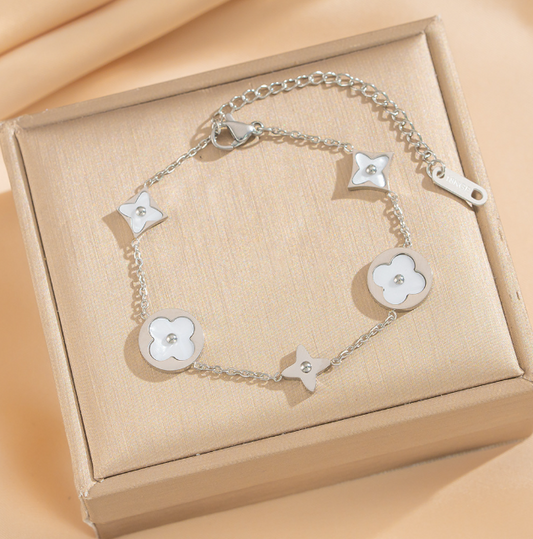 Fijne armband met klavertjes en sterretjes