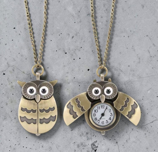 Zakhorloge uiltje met opengaande vleugeltjes