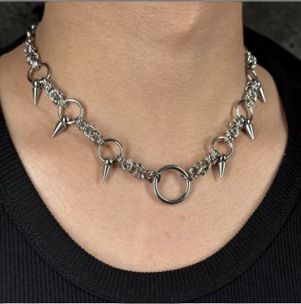Stalen Punk choker met groffere ketting en cirkels met pinnen
