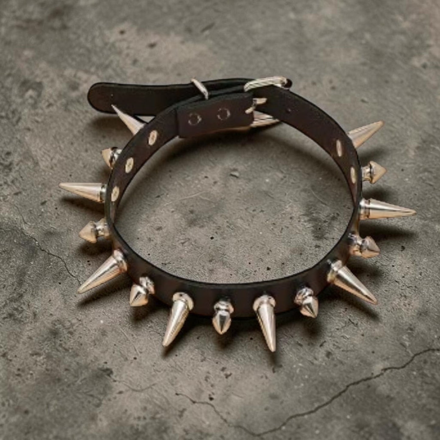 Lederen choker met afwisselend korte en lange spikes