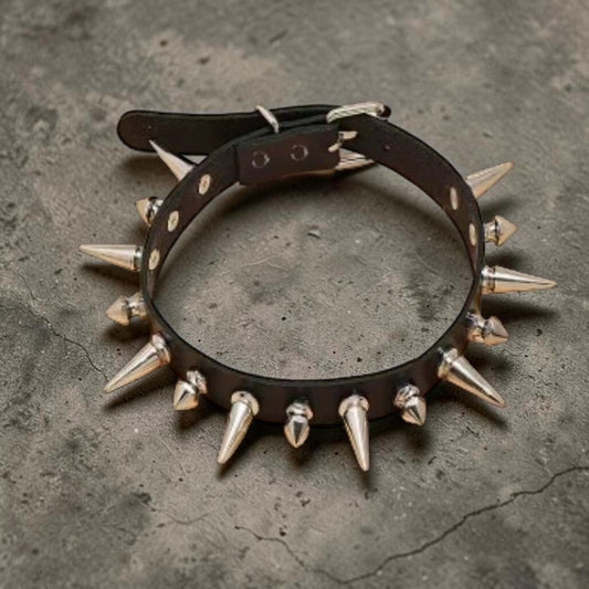 Lederen choker met afwisselend korte en lange spikes