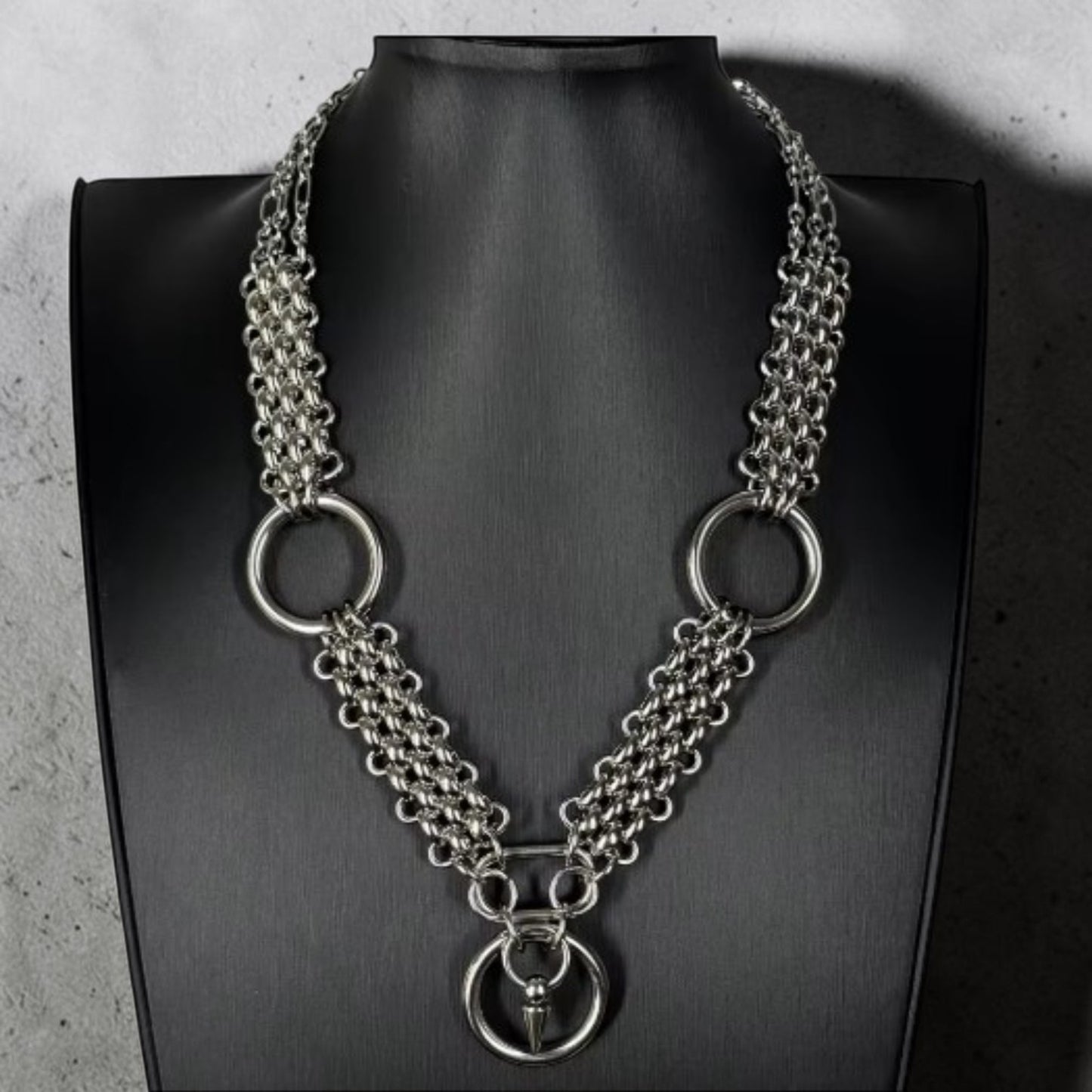 Brede lange ketting met grote ringen en uitlopend middenstuk